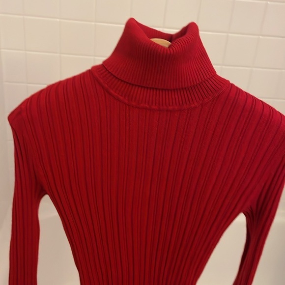 It’s Our Time Turtleneck red sweater, size L. Stretchy, soft and delicate - Picture 16 of 17